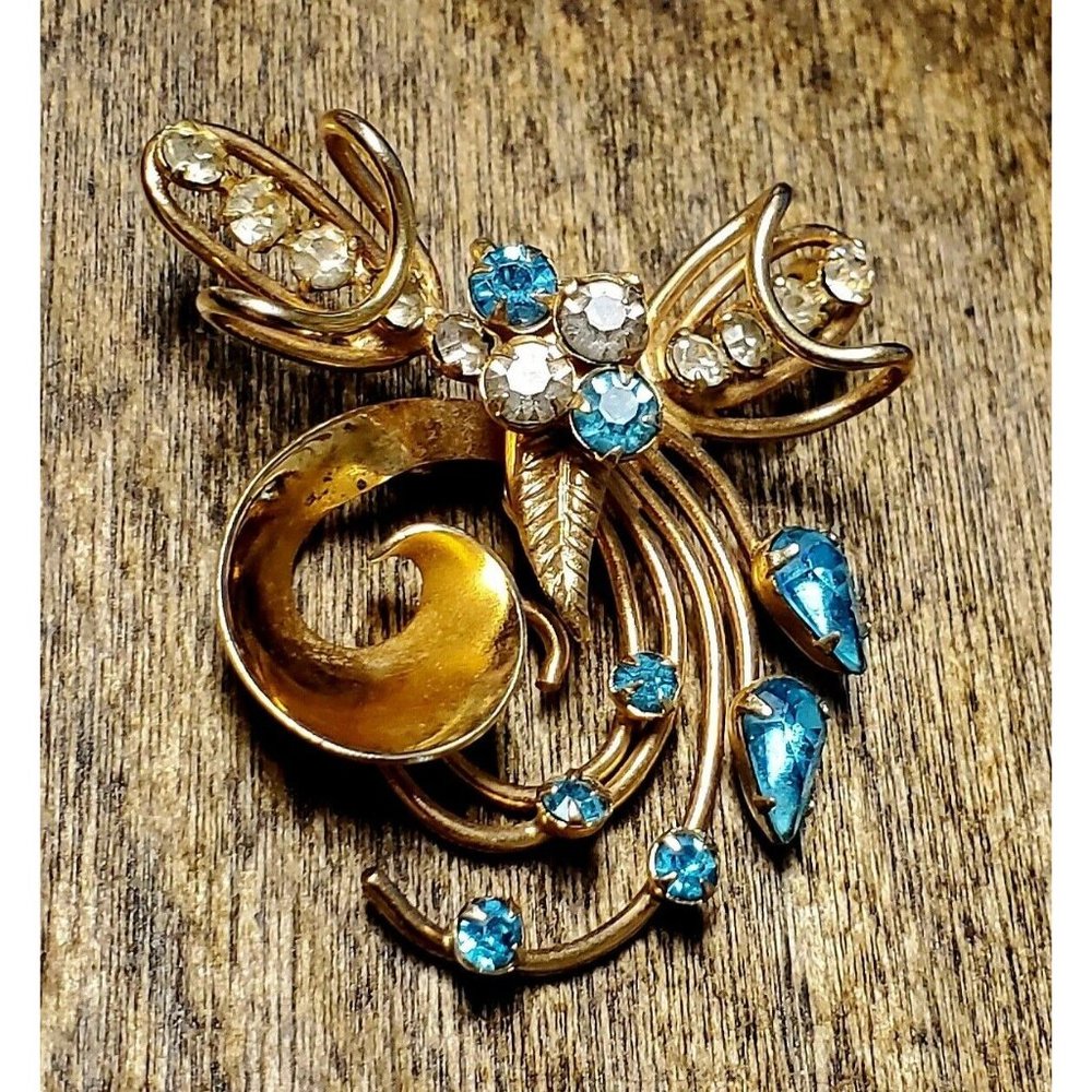 Beautiful Vintage Blue Butterfly Pin Ornate Gold Tone Brooch - Picture 2 of 4